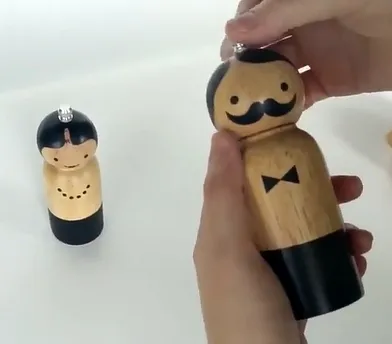 Juego de molinillo manual de sal y pimienta de madera con fresas de cerámica ajustables, un bonito regalo para parejas.